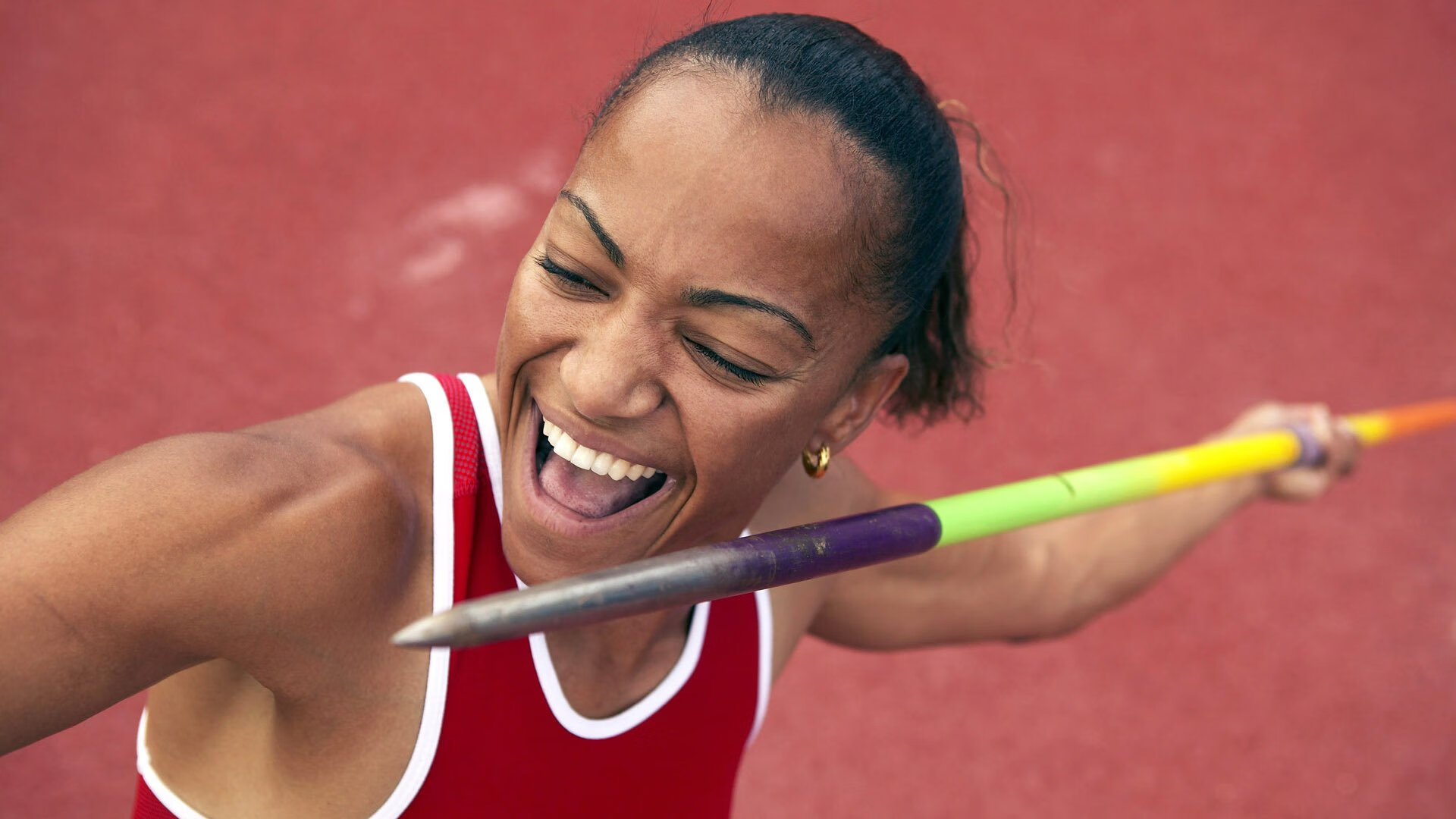 赛道轰鸣与球场节奏，当F1新赛季之夜遇见班凯罗的魔法